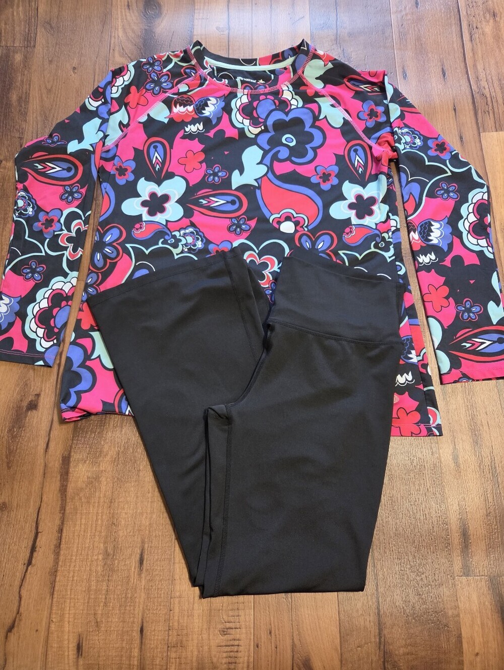 Reel Legends Black HighWaist Leggings And Multicolor Floral Long-Sleeve Top. SzL